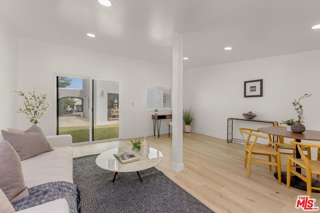 Image 30 of property listing at 12118 Viewcrest Road, Studio City, CA 91604
