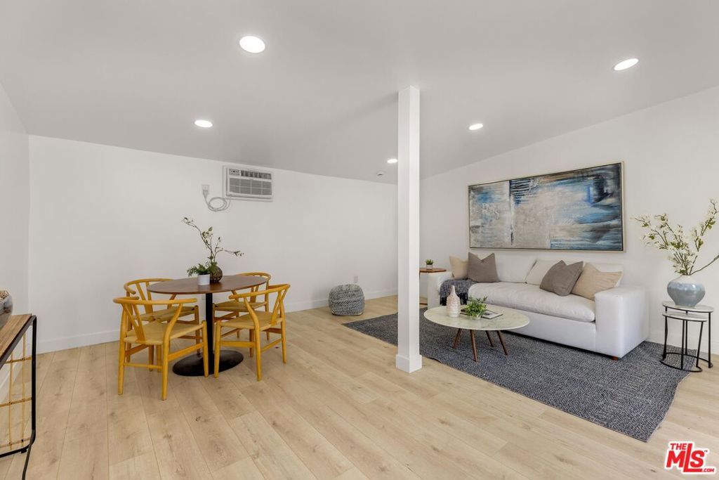Image 31 of property listing at 12118 Viewcrest Road, Studio City, CA 91604