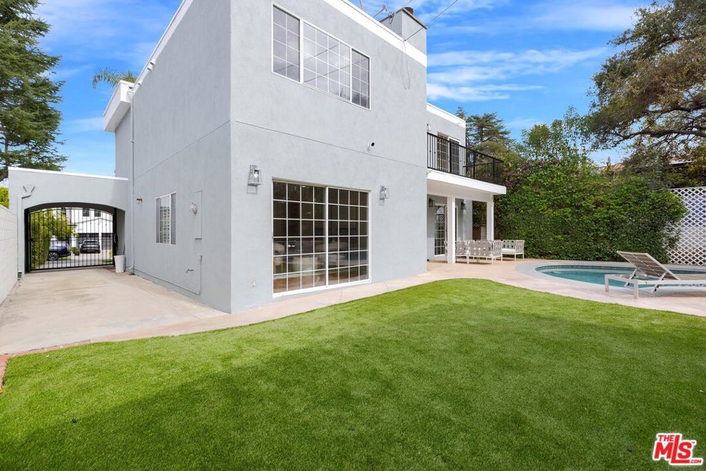 Image 33 of property listing at 12118 Viewcrest Road, Studio City, CA 91604