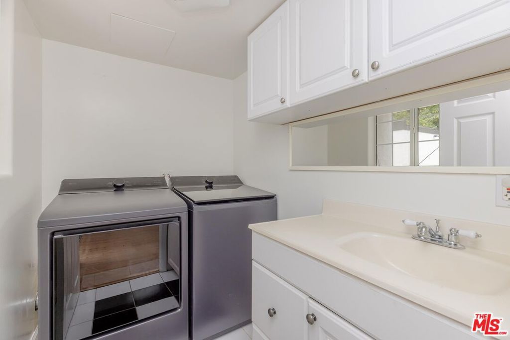 Image 9 of property listing at 12118 Viewcrest Road, Studio City, CA 91604