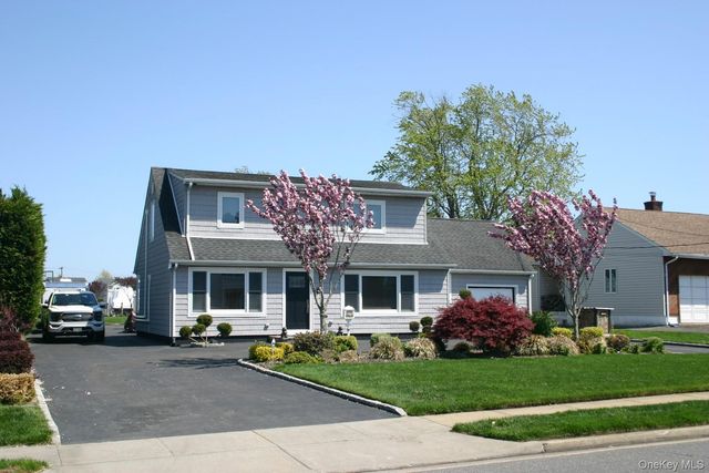 121 Ocean Avenue, Massapequa, NY 11758