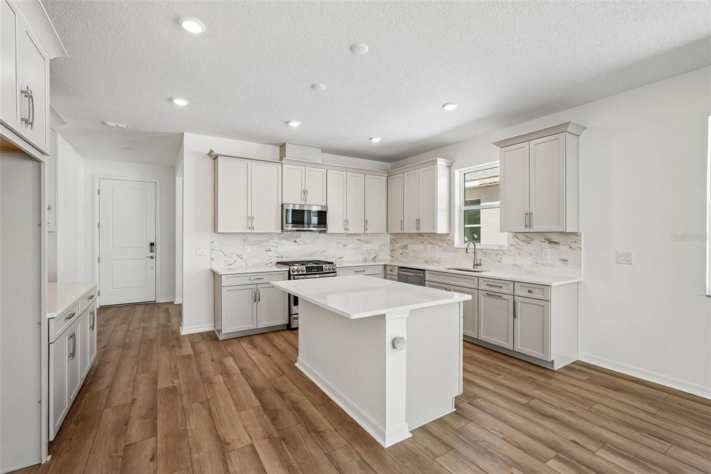 8125 FAIRCHILD AVENUE, BRADENTON, FL 34210 — photo 4