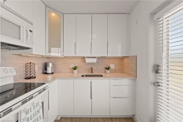 277 8th AVE S 277, Naples, FL 34102