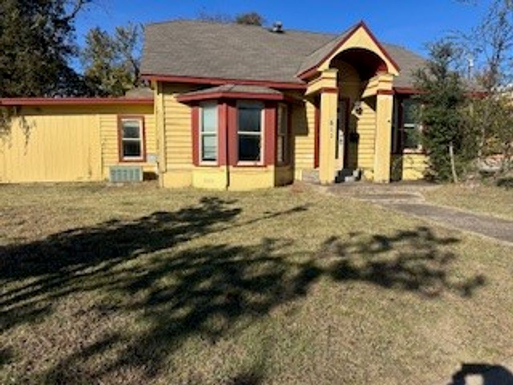 611 Chestnut Street, Bonham, TX 75418