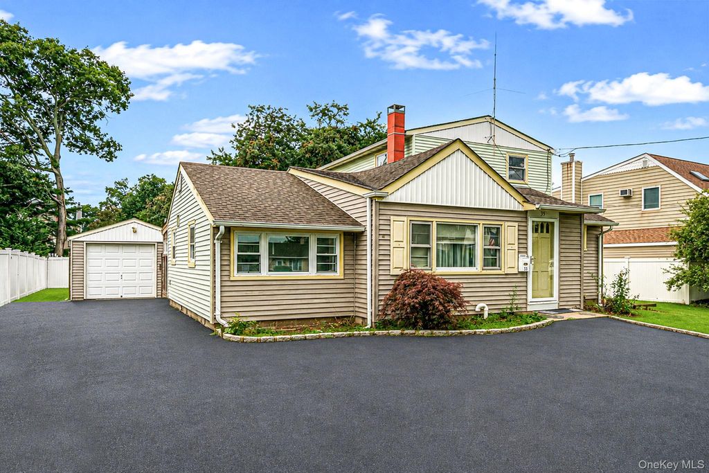 35 Gwendolyn Place, East Islip, NY 11730 — exterior