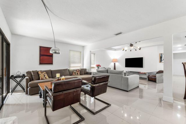 6387 Eastpointe Pines Street, Palm Beach Gardens, FL 33418