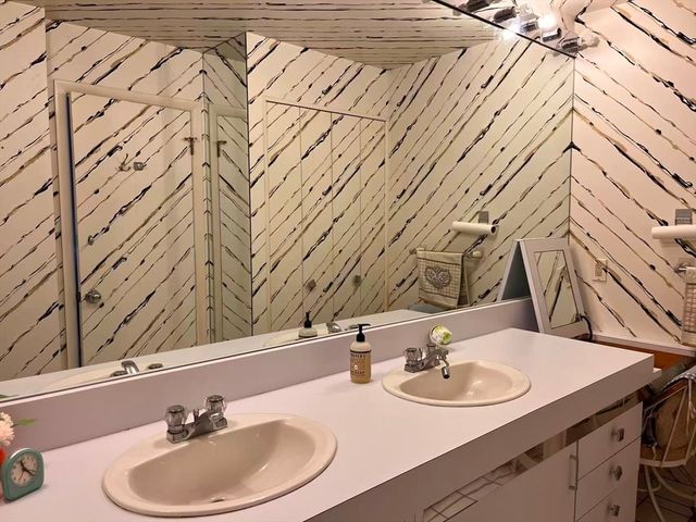 210 Nahanton St 522, Newton, MA 02459