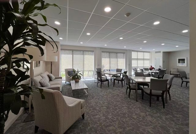 210 Nahanton St 522, Newton, MA 02459