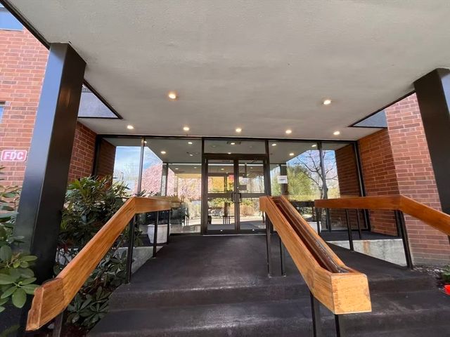 210 Nahanton St 522, Newton, MA 02459