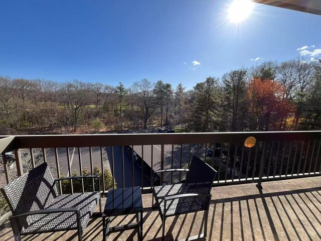 210 Nahanton St 522, Newton, MA 02459