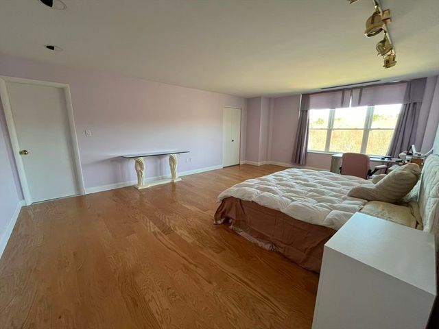 210 Nahanton St 522, Newton, MA 02459