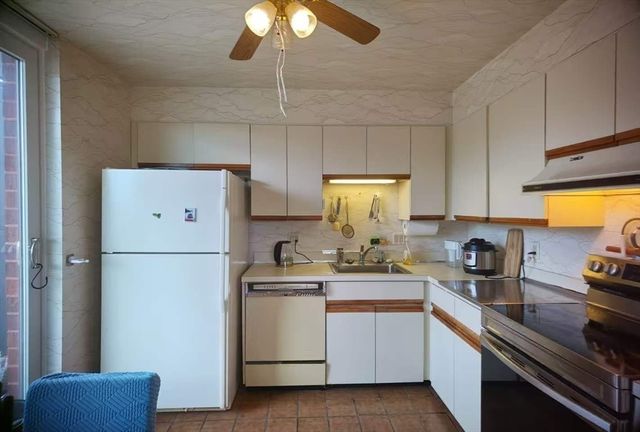 210 Nahanton St 522, Newton, MA 02459