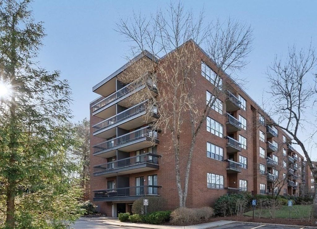 210 Nahanton St 522, Newton, MA 02459