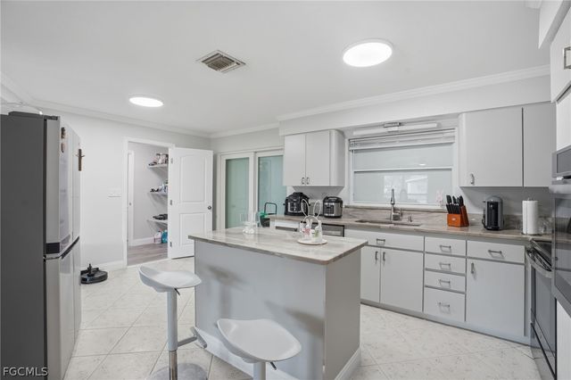 1870 Queen CT, North Fort Myers, FL 33917