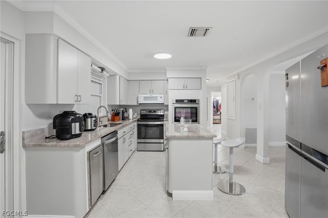 1870 Queen CT, North Fort Myers, FL 33917