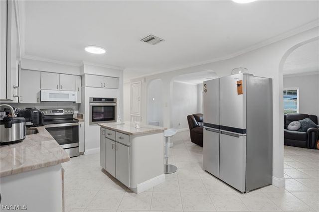 1870 Queen CT, North Fort Myers, FL 33917