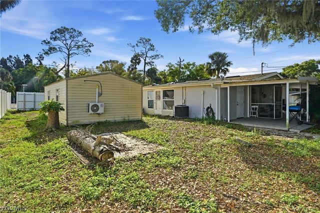 1870 Queen CT, North Fort Myers, FL 33917