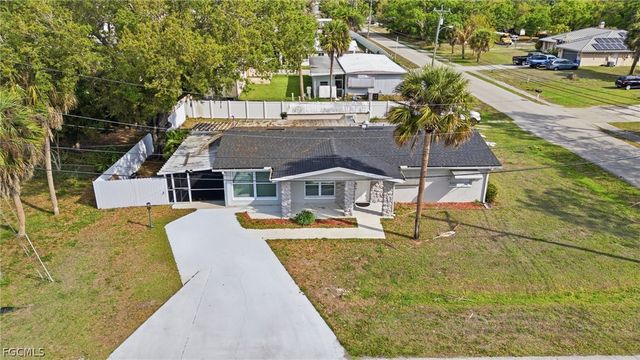 1870 Queen CT, North Fort Myers, FL 33917