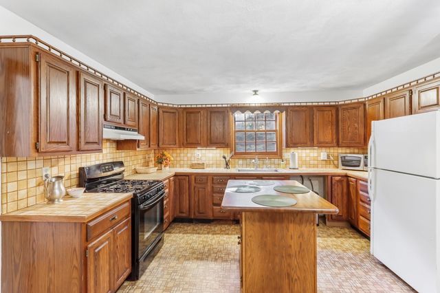 36 Boeske Ave, Maynard, MA 01754