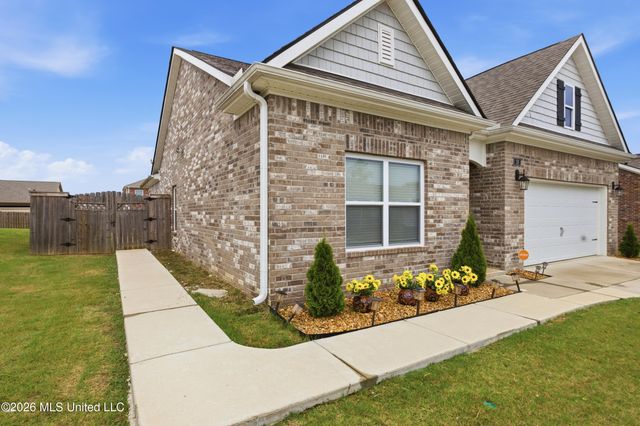 28 Twin Lakes Drive, Byhalia, MS 38611