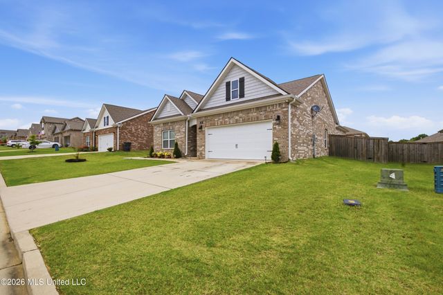 28 Twin Lakes Drive, Byhalia, MS 38611