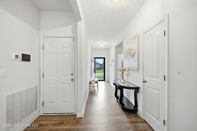 28 Twin Lakes Drive, Byhalia, MS 38611