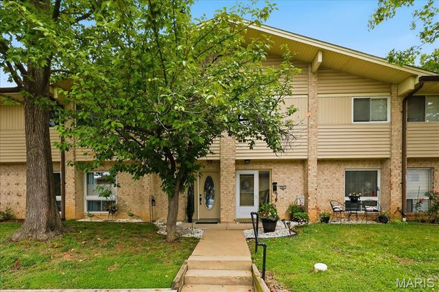 10053 Sakura Drive, St Louis, MO 63128