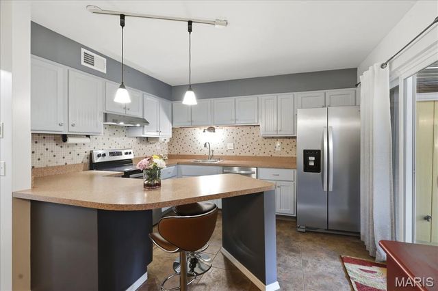 10053 Sakura Drive, St Louis, MO 63128