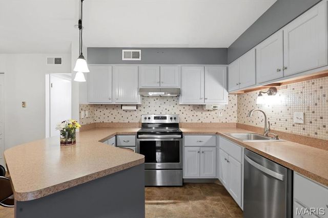 10053 Sakura Drive, St Louis, MO 63128