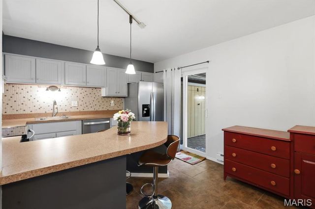 10053 Sakura Drive, St Louis, MO 63128