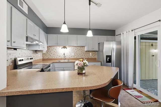 10053 Sakura Drive, St Louis, MO 63128