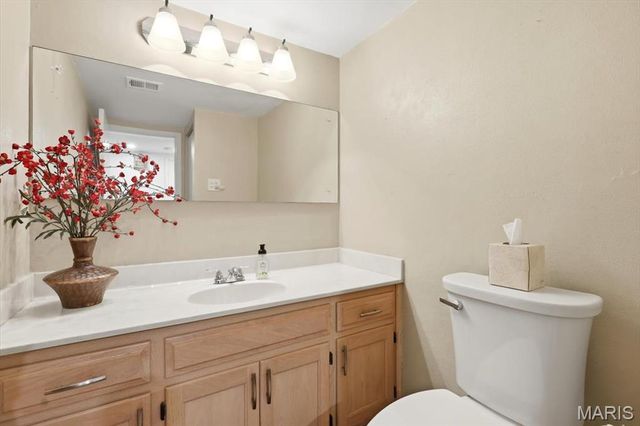 10053 Sakura Drive, St Louis, MO 63128