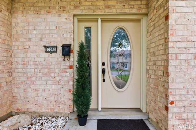 10053 Sakura Drive, St Louis, MO 63128