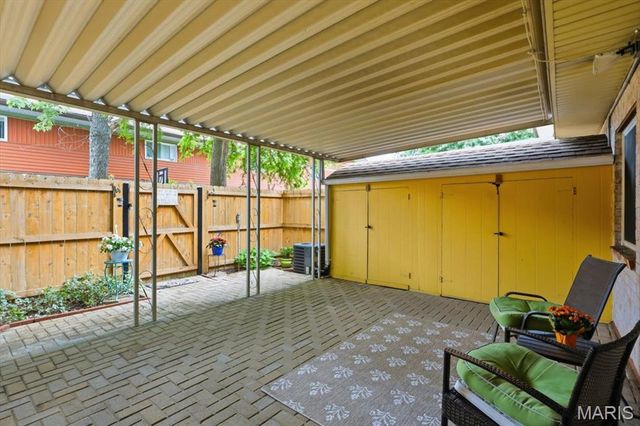 10053 Sakura Drive, St Louis, MO 63128