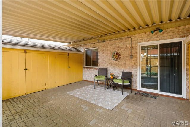10053 Sakura Drive, St Louis, MO 63128