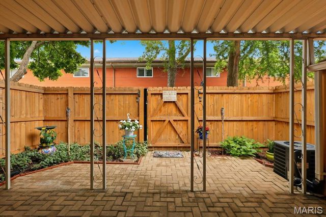 10053 Sakura Drive, St Louis, MO 63128