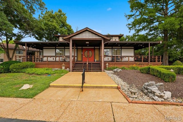 10053 Sakura Drive, St Louis, MO 63128