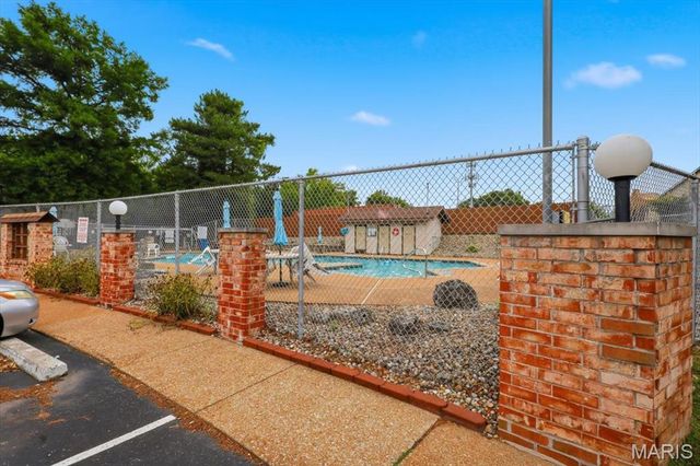 10053 Sakura Drive, St Louis, MO 63128