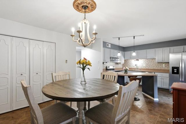 10053 Sakura Drive, St Louis, MO 63128