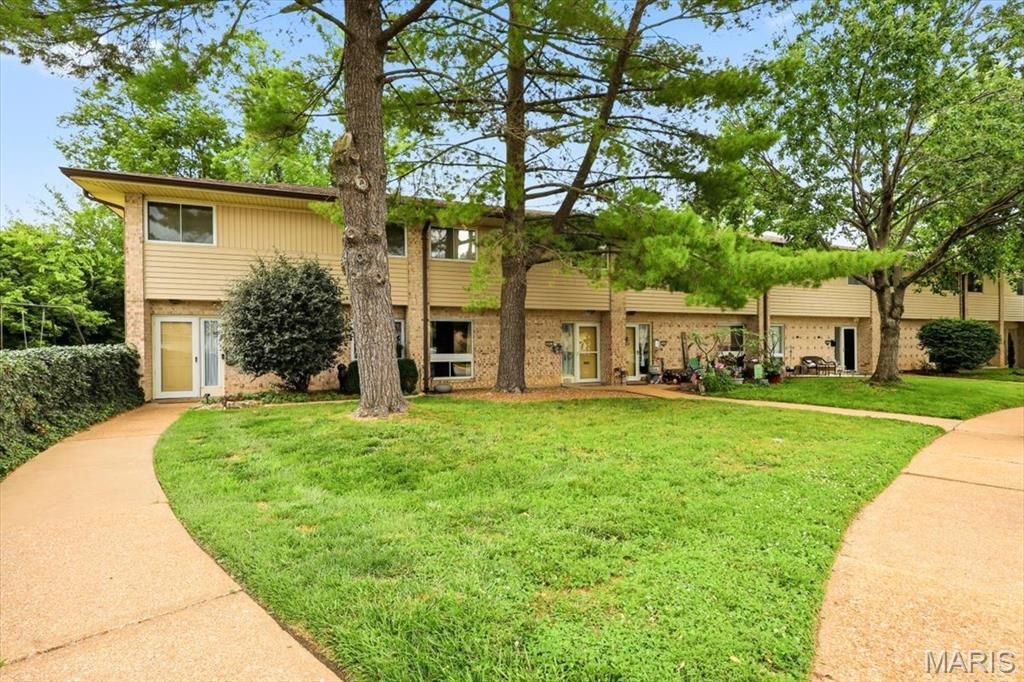 10053 Sakura Drive, St Louis, MO 63128