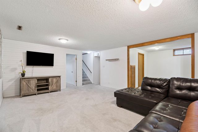 1051 Kaplan Drive, Waterloo, IA 50702