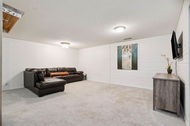 1051 Kaplan Drive, Waterloo, IA 50702