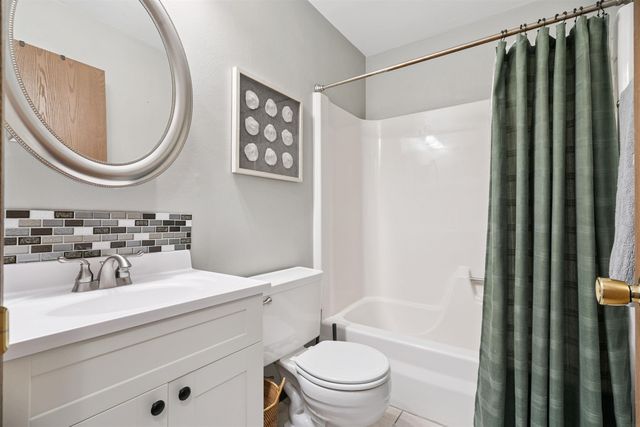 1051 Kaplan Drive, Waterloo, IA 50702