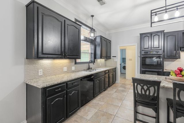 3905 N Briarwood Drive, Brenham, TX 77833