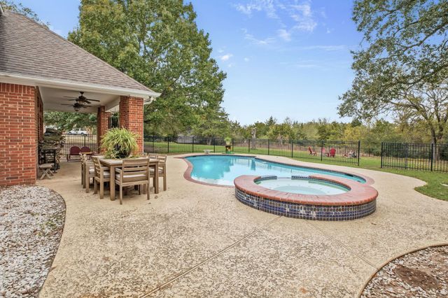 3905 N Briarwood Drive, Brenham, TX 77833