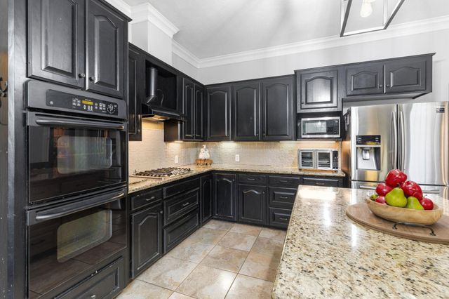 3905 N Briarwood Drive, Brenham, TX 77833