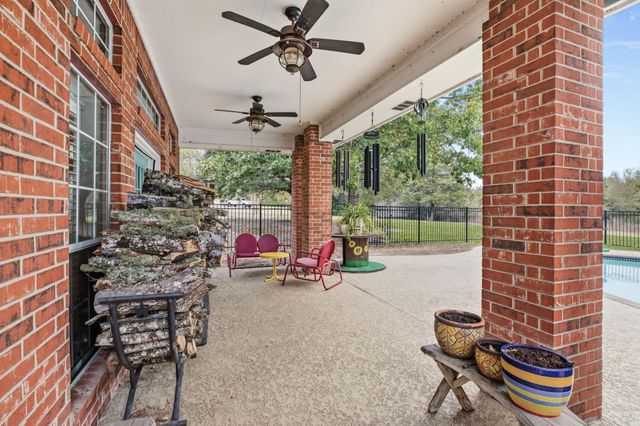 3905 N Briarwood Drive, Brenham, TX 77833