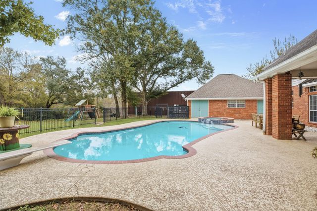 3905 N Briarwood Drive, Brenham, TX 77833