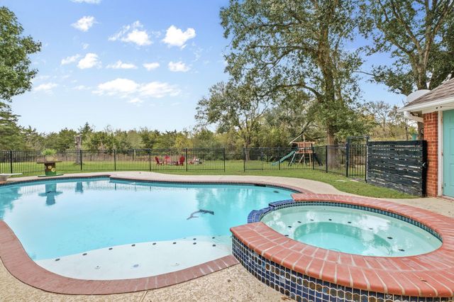 3905 N Briarwood Drive, Brenham, TX 77833