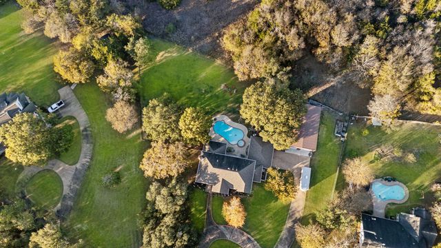 3905 N Briarwood Drive, Brenham, TX 77833